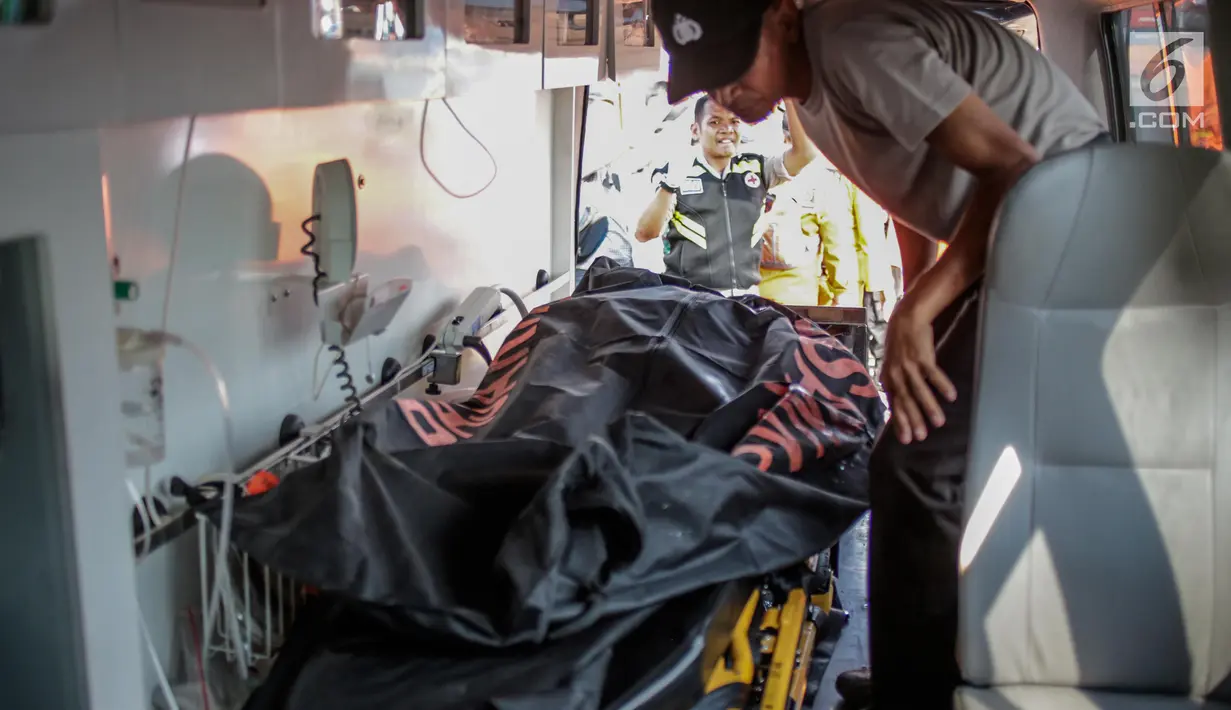 Petugas memasukkan kantung jenazah terkait jatuhnya pesawat Lion Air JT 610 ke dalam kendaraan di Posko Evakuasi, Tanjung Priok, Jakarta, Senin (29/10). Pesawat Lion Air JT 610 yang jatuh di Karawang dinyatakan laik operasi. (Liputan6.com/Faizal Fanani)