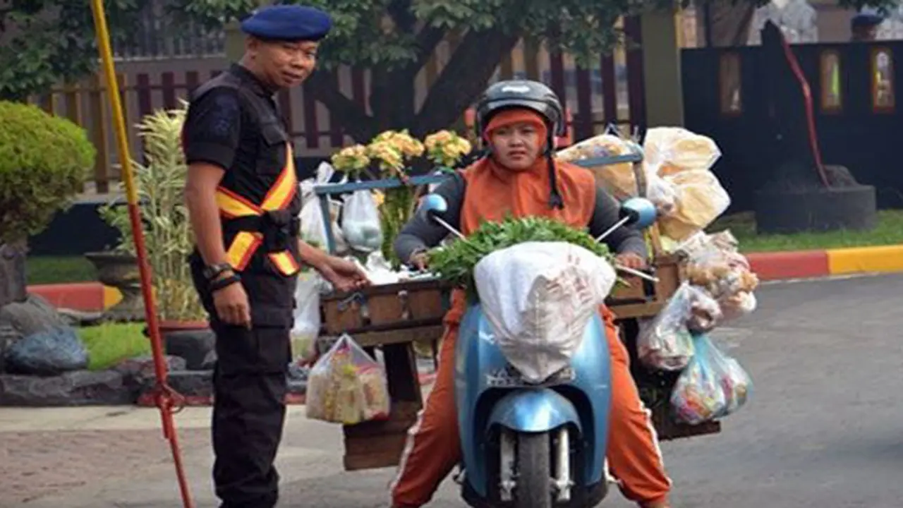 Netizen Puji Istri Anggota Brimob yang Jualan Sayur Keliling