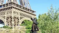 Artis Pose dengan busana hitam di menara Eifel (Foto: Instagram)