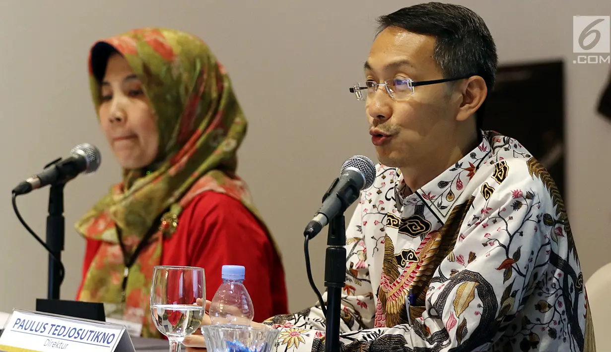 Direktur Garudafood, Paulus Tedjosutikno (kanan) memberikan keterangan seusai mengadakan rapat umum pemegang saham tahunan di Jakarta, Selasa (30/4/2019). Dari rapat tersebut menyetujui pembagian dividen sebesar Rp 17 per lembar saham yang akan dibagikan pada Mei 2018. (Liputan6.com/Johan Tallo)