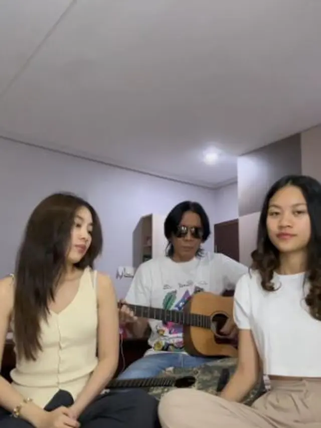 6 Potret Keakraban Bimbim Slank dan 2 Anak Gadisnya, Sebut Musik Dinasti