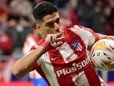 Kebersamaan dan kesetiaan seorang pemain dengan klub yang dicintainya kadang kala harus berakhir pahit. Mereka harus pergi meninggalkan klub usai tidak dibutuhkan oleh pelatih baru atau pun berselisih dengan petinggi klub. Seperti yang dialami 5 pemain berikut. (AFP/Javier Soriano)