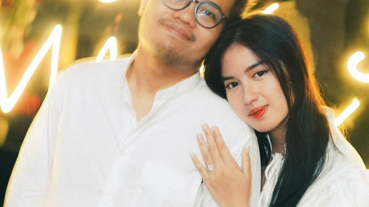 6 Potret Artis Sinetron Ochi Rosdiana Dibalut Mini Dress saat Dilamar Romantis oleh Kekasihnya