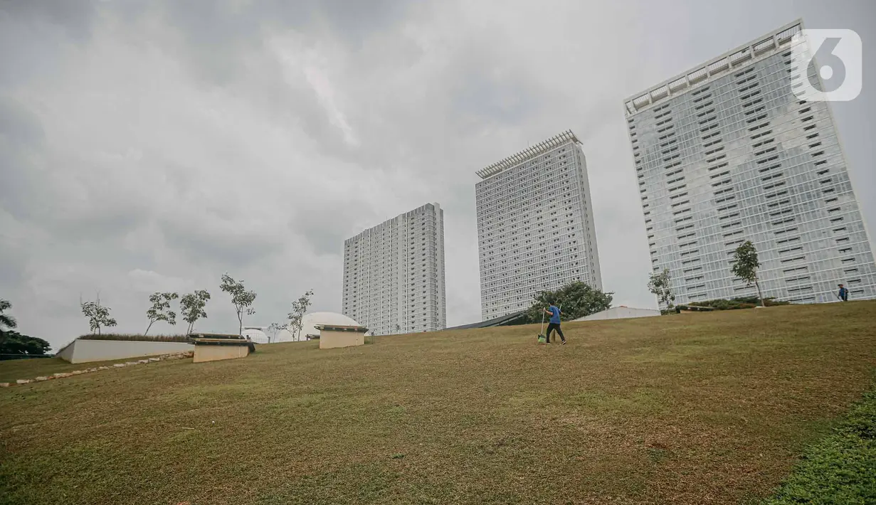 Pekerja membersihkan rumput di proyek revitalisasi Taman Ismail Marzuki, Cikini, Menteng, Jakarta, Selasa (31/5/2022). Dalam rangka menyambut Hari Ulang Tahun DKI Jakarta ke-495, Pusat kesenian dan kebudayaan Taman Ismail Marzuki atau TIM di Jalan Cikini Raya, Jakarta Pusat akan mulai dibuka secara bertahap. (Liputan6.com/Faizal Fanani)