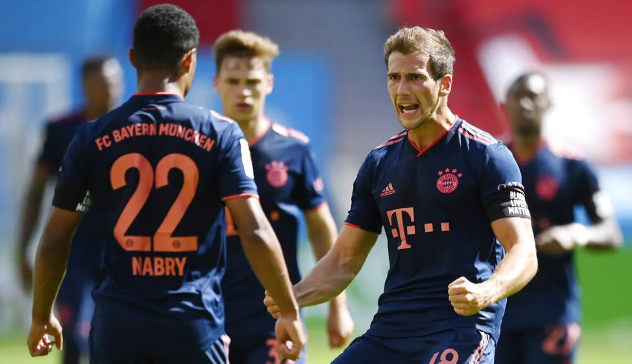 Pemain Bayern Munchen merayakan gol yang dicetak oleh Serge Gnabry ke gawang Bayer Leverkusen pada laga Bundesliga di BayArena, Sabtu (6/6/2020). Bayern Munchen menang 4-2 atas Bayer Leverkusen. (AP/Matthias Hangst)