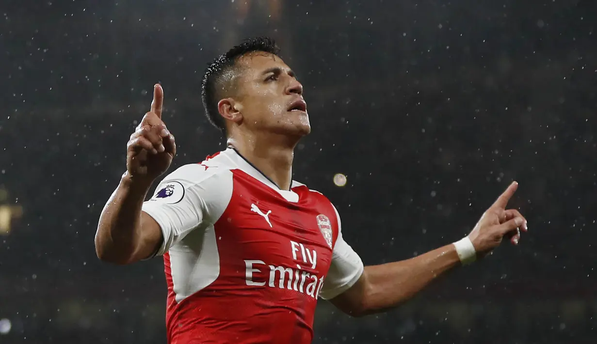 Striker Arsenal, Alexis Sanchez, melakukan selebrasi usai mencetak gol ke gawang Sunderland di Stadion Emirates (16/05/2017). (AFP/Adrian Dennis)