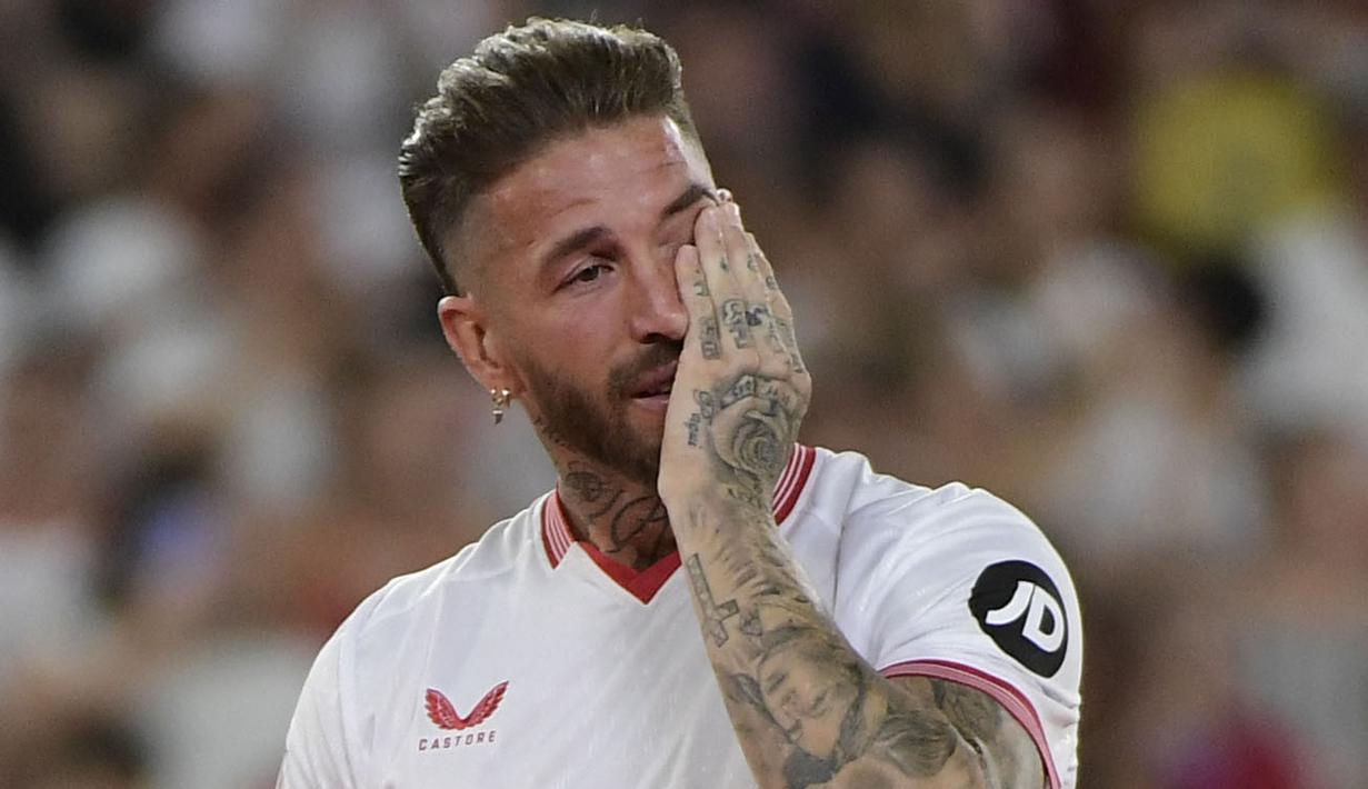 Sergio Ramos menyeka matanya saat perkenalan pemain baru Sevilla yang berlangsung di Stadion Ramon Sanchez Pizjuan, Sevilla, Rabu (06/09/2023) waktu setempat. Ramos kembali ke klub masa kecilnya, Sevilla setelah 18 tahun. (AFP/Cristina Quicler)