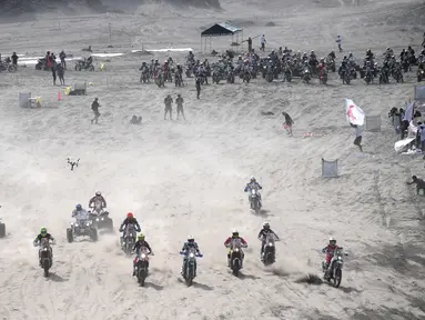 Para pebalap berlomba menjadi yang terdepan saat memulai start pada etape ke-4 Rally Dakar 2018 di San Juan De Marcona, Peru, (9/01/2018). Rally Dakar tersebut melintasi tiga benua dan 29 Negara. (AFP/Franck Fife)