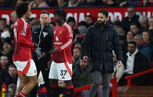 Pelatih Manchester United asal Portugal, Ruben Amorim (kanan), menyaksikan penyerang Manchester United asal Belanda #11, Joshua Zirkzee (kiri), meninggalkan lapangan setelah digantikan oleh gelandang Manchester United asal Inggris #37, Kobbie Mainoo, selama pertandingan Liga Primer Inggris antara Manchester United dan Newcastle United di Old Trafford di Manchester, Inggris barat laut, Selasa dini hari WIB (31-12-2024). (Darren Staples/AFP)