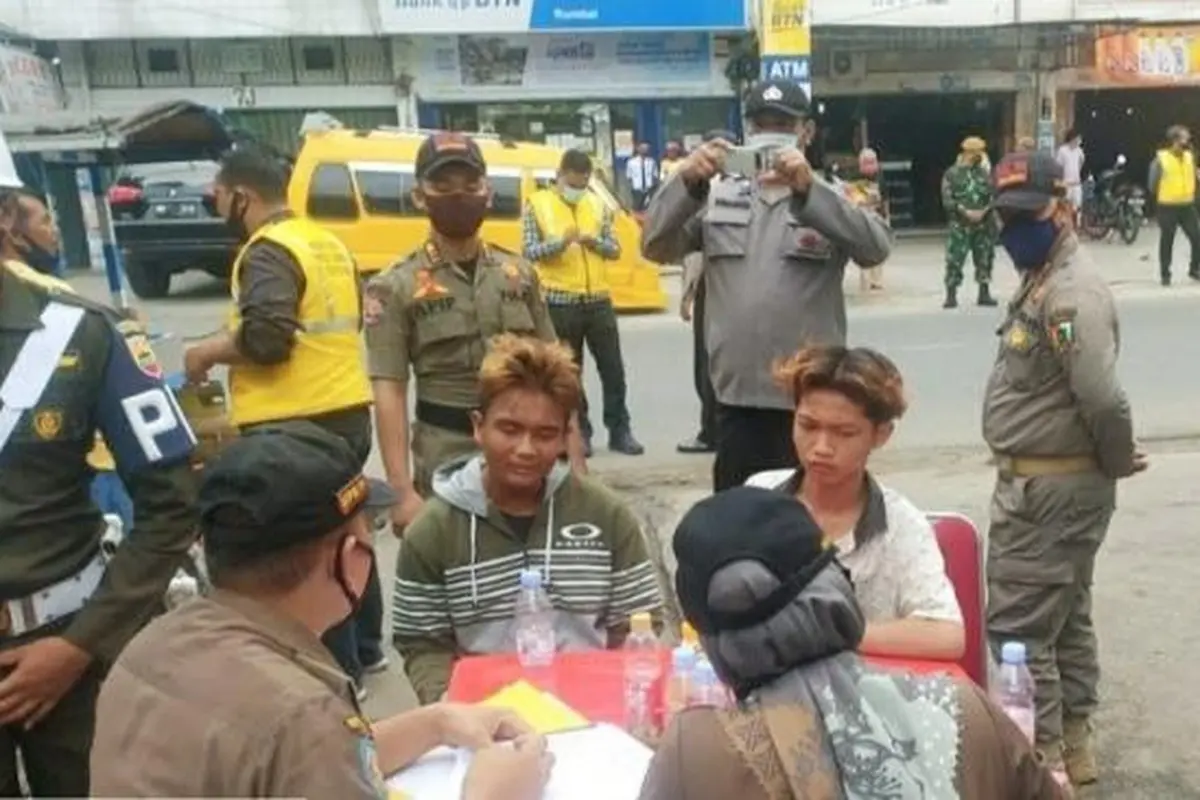 Satgas Pemburu Teking mendata dua warga Pekanbaru yang tidak memakai masker.