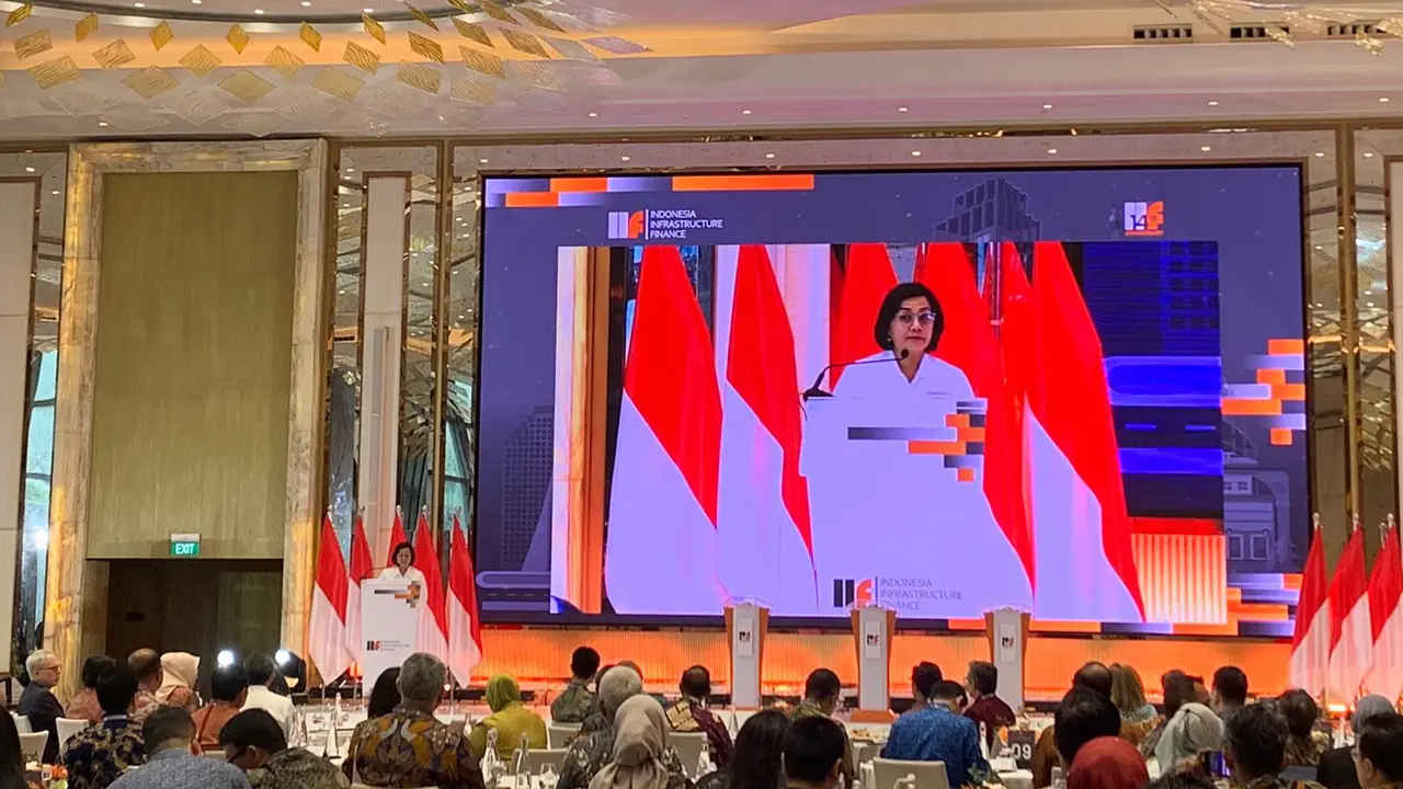 Menteri Keuangan (Menkeu) Sri Mulyani Indrawati dalam acara PT Indonesia Infrastructure Finance (IIF) Anniversary Dialogue di St Regis Hotel, Jakarta Selatan, Senin (29/1/2024). (Sulaeman/Merdeka.com)
