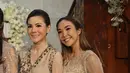 Gisella Anastasia juga turut meramaikan acara pemberkatan Jessica Mila dan Yakup Hasibuan. Mama Isel, begitu sapaannya tampil cantik drngan pakaian berwarna coklat. [Fimela/Daniel Kampua]