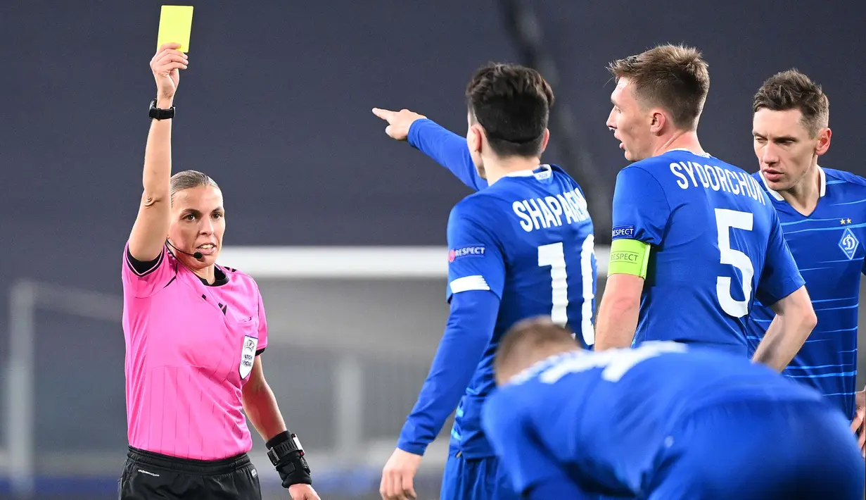 Kepemimpinan Frappart berjalan cukup baik, wasit asal Prancis itu, tak segan-segan menghukum pemain jika terbukti melakukan pelanggaran. (Photo by Vincenzo PINTO / AFP)