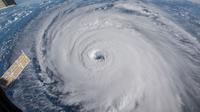 Foto yang dirilis NASA memperlihatkan Badai Florence terlihat dari Stasiun Luar Angkasa Internasional, Rabu (12/9). Pusat Badai Nasional (NHS) menyebut badai Florence memiliki kekuatan dan kecepatan dua kali lipat dari angin topan. (HO / NASA / AFP)