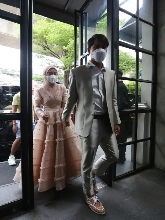 Mengaku tidak bisa mengambil keputusan sendiri menjadi alasan Lesty selalu mengajak Billar berdiskusi. Perbedaan pendapat pun kerap terjadi, namun ternyata uniknya Lesti dan Billar sama-sama memiliki banyak keinginan untuk pesta pernikahan mereka. (Budy Santoso/Kapanlagi)