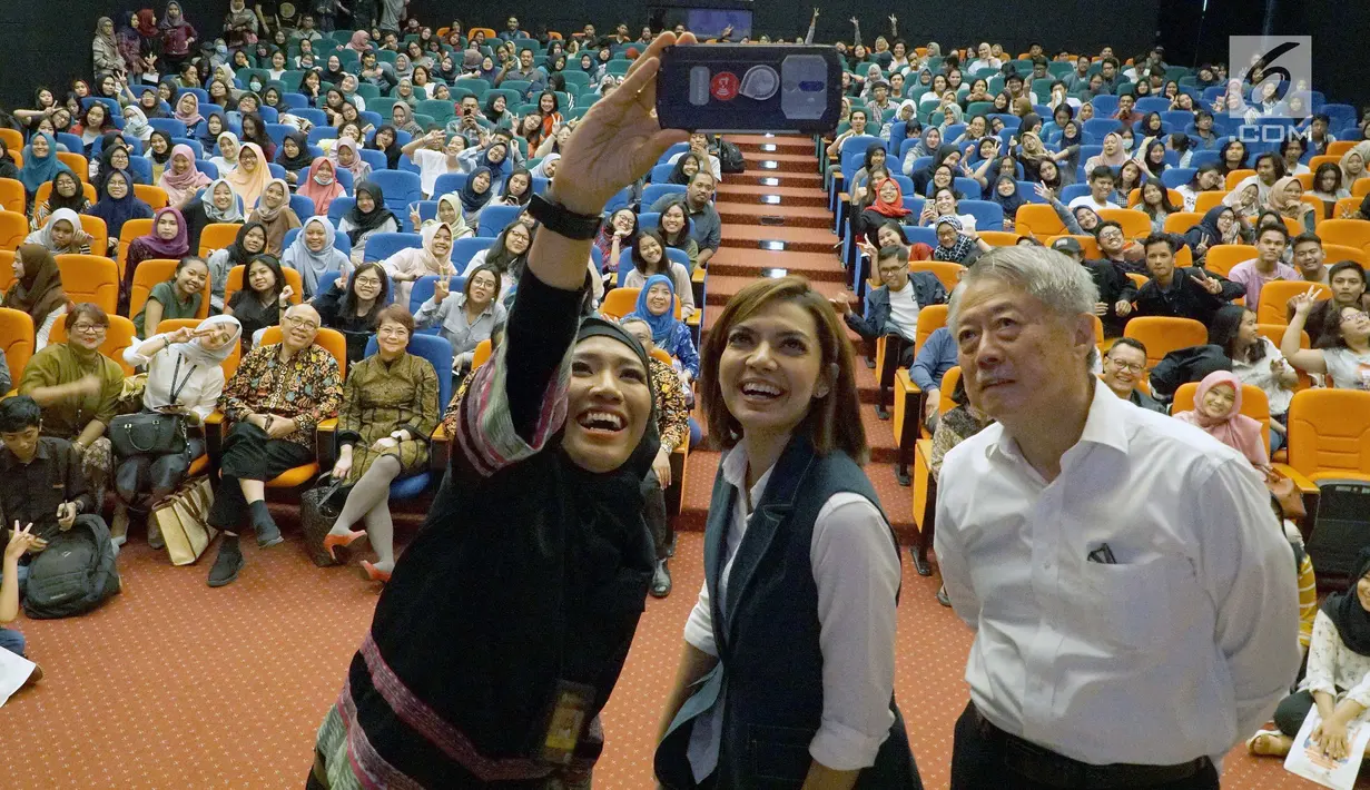 Founder dan CEO PT Intiland Development Tbk Hendro S Gondokusumo bersama jurnalis senior, Najwa Shihab berswafoto dengan mahasiswa seusai talkshow bertema 'Smart Sharing' di Kampus Universitas Indonesia, Depok, 29 November 2018. (Liputan6.com/HO/Eko)