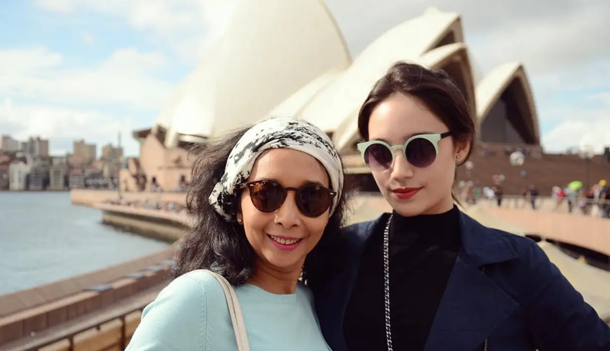 Potret Tatajan bersama sang ibunda saat sedang berlibur Sydney Opera House. Ibu dan anak ini sama-sama kompak menggunakan kacamata hitam. (Liputan6.com/IG/tatjanasaphira)