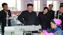 Pemimpin Korea Utara Kim Jong-Un melihat pekerja menjahit pola sepatu saat saat mengunjungi pabrik sepatu Ryuwon di Pyongyang 19 Oktober 2017. (AFP Photo/KCNA Via KNS/Str/South Korea Out/Republic Of Korea Out)