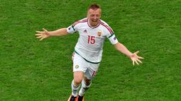 Laszlo Kleinheisler mencetak satu gol, dua tendangan ke gawang, dan 30 sentuhan bola di daerah pertahanan Austria saat Hungaria menang 2-0 atas Austria, (14/6/2016). (AFP/Georges Gobet)