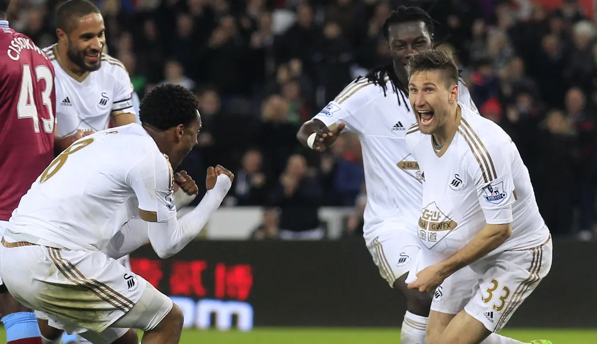 Pemain Swansea City, Federico Fernandez (kanan) menjadi penentu kemenangan timnya saat melawan Aston Villa pada lanjutan liga Inggris pekan ke-31 di Stadion Liberty, Minggu ( 20/3/2016). (AFP/ Ian Smith)
