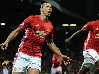 Pemain Manchester United, Zlatan Ibrahimovic dan Paul Pogba merayakan gol ke gawang Southampton pada laga Liga Premier Inggris di Stadion Old Trafford, Manchester, Inggris, Sabtu (20/8/2016). MU menang 2-0 atas Southampton. (AFP/Oli Scarff) 