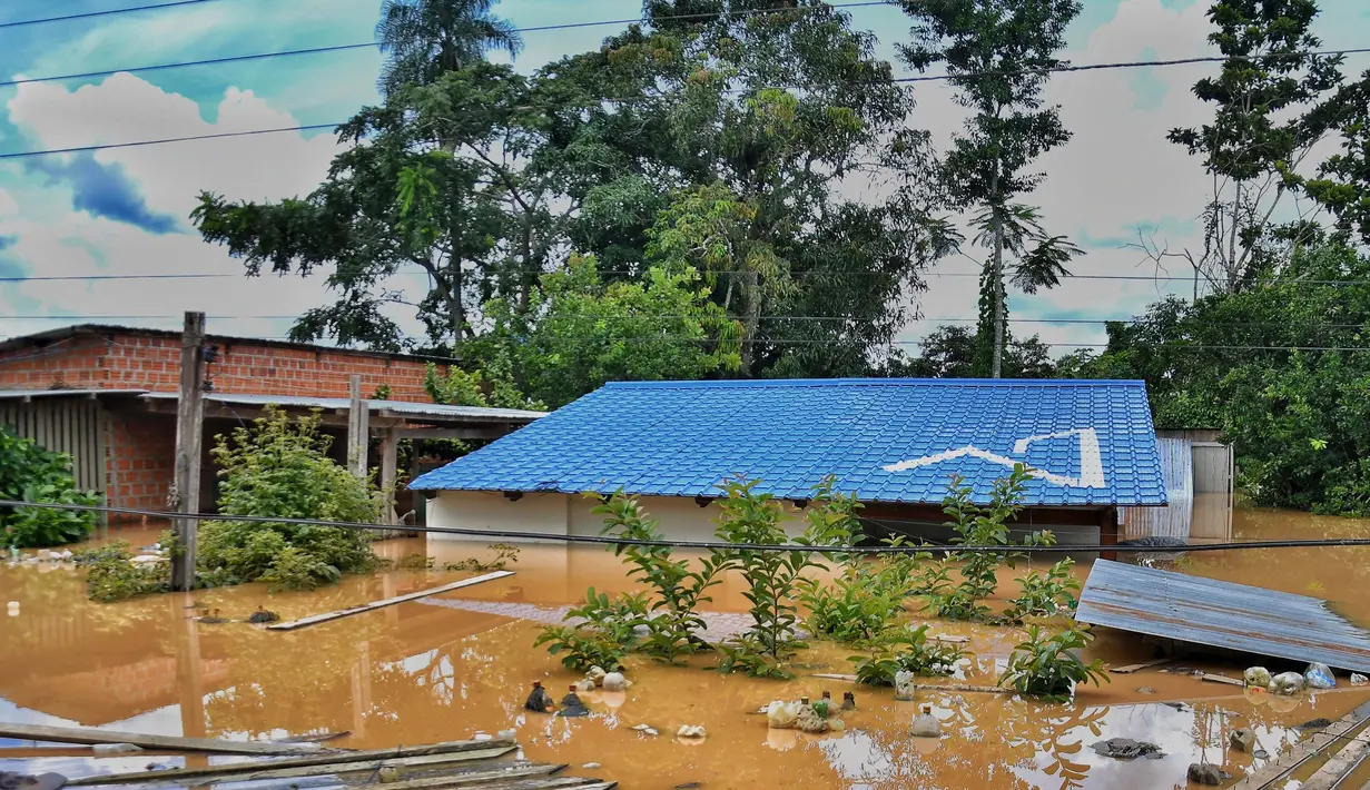 Pemandangan sebuah rumah yang terendam banjir setelah Sungai Acre meluap di Cobija, Bolivia, pada tanggal 29 Februari 2024. (STRINGER/AFP)