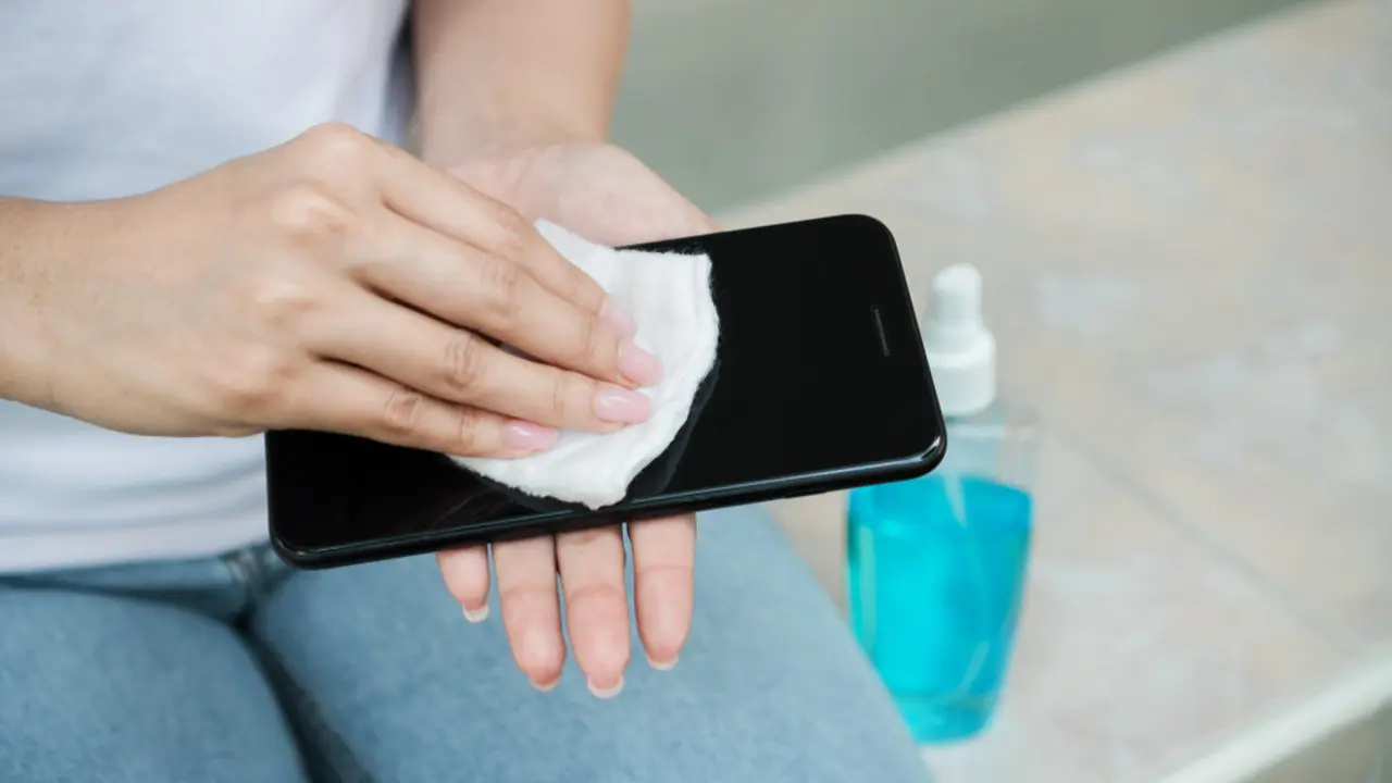 Mudah Sekali, Ini Tips Membersihkan Ponsel Dari Virus dan Bakteri