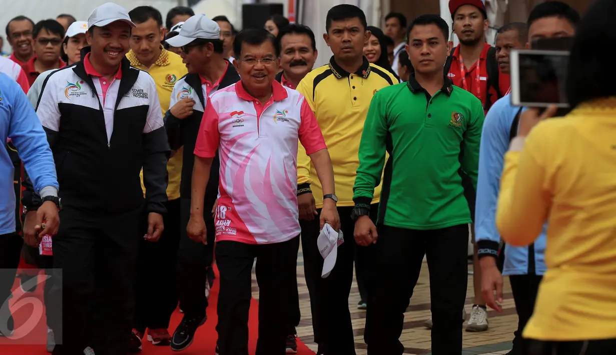 Wapres Jusuf Kalla dan Menpora Imam Nahrawi saat peluncuran logo Asian Games 2018, Jakarta, Minggu (27/12/2015). Indonesia akan menjadi tuan rumah perhelatan Asian Games 2018 mendatang. (Liputan6.com/Johan Tallo)