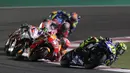 Pebalap Movistar Yamaha, Valentino Rossi memacu motornya pada MotoGP Qatar di Sirkuit Losail, Doha, Minggu (18/3/2018). Dirinya finish ketiga terpaut 0,797 detik dari Andrea Dovizioso dengan catatan waktu 42 menit 34,654 detik. (AFP/Karim Jaafar)