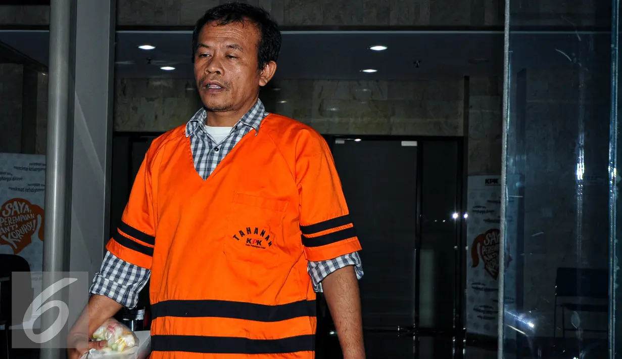 Hakim Anggota PTUN Medan Dermawan Ginting  usai menjalani pemeriksaan di gedung KPK, Jakarta, Selasa (29/07).  Diperiksa KPK terkait kasus dugaan suap gugatan sengketa korupsi dana bantuan sosial (bansos) di Sumatera Utara. (Liputan6.com/Yoppy Renato)