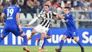 Pemain Juventus, Claudio Marchisio (tengah)  berebut bola dengan pemain Bologna, Adam Nagy pada lanjutan Serie A di Allianz Stadium, Turin, (5/5/2018). Juventus menang 3-1. (Alessandro Di Marco/ANSA via AP)