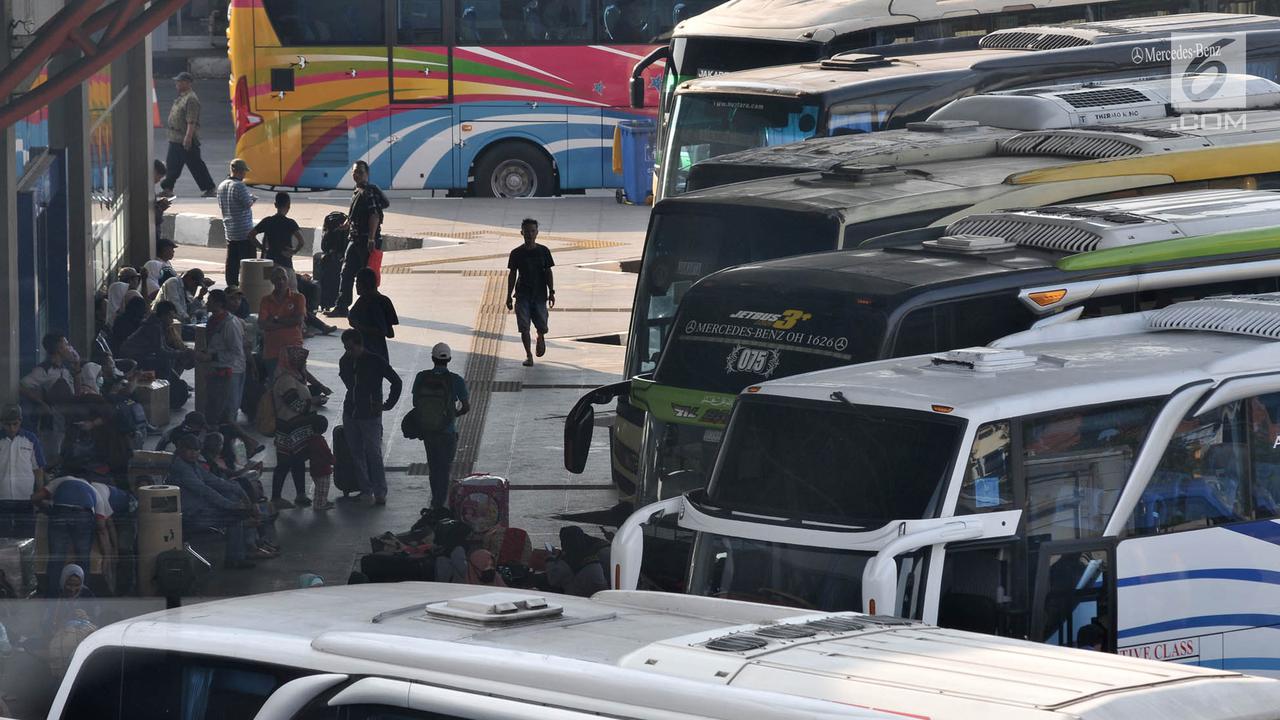 H-8 Lebaran, Pemudik Mulai Padati Terminal Pulogebang