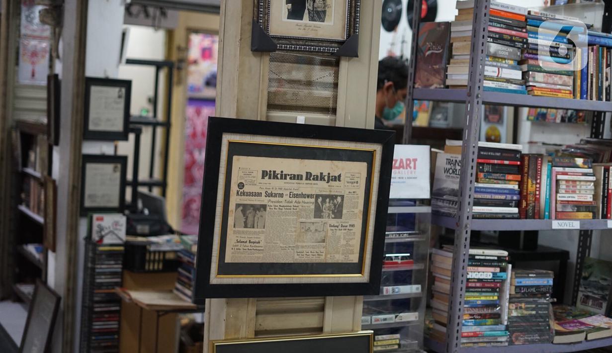 Lembaran koran dipajang di Pasar Gembrong Baru, Jalan Jenderal Basuki Rachmat, Jakarta Timur, Minggu (16/8/2020). Pasar yang dulu diisi kios-kios mainan anak dan boneka tersebut kini berubah wajah menjadi galeri bagi para perupa, barang antik, hingga buku-buku lawas. (Liputan6.com/Immanuel Antonius)