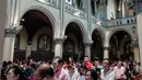 Jemaat melaksanakan misa malam Natal di Gereja Katedral, Jakarta, Selasa (24/12/2019). Perayaan Natal tahun ini bertema 'Hiduplah sebagai Sahabat bagi Semua Orang'. (Liputan6.com/Faizal Fanani)