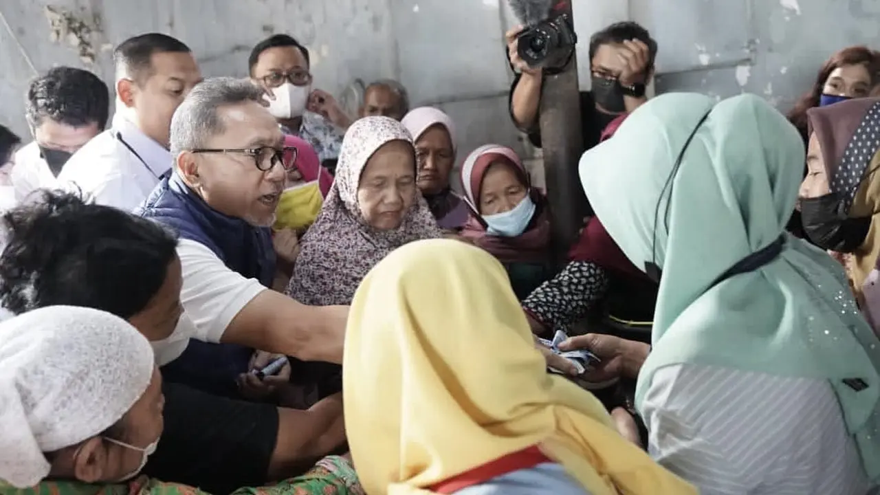 Menteri Perdagangan Zulkifli Hasan saat meninjau Pasar Gayamsari di Semarang, Jawa Tengah, Rabu (27/7/2022).