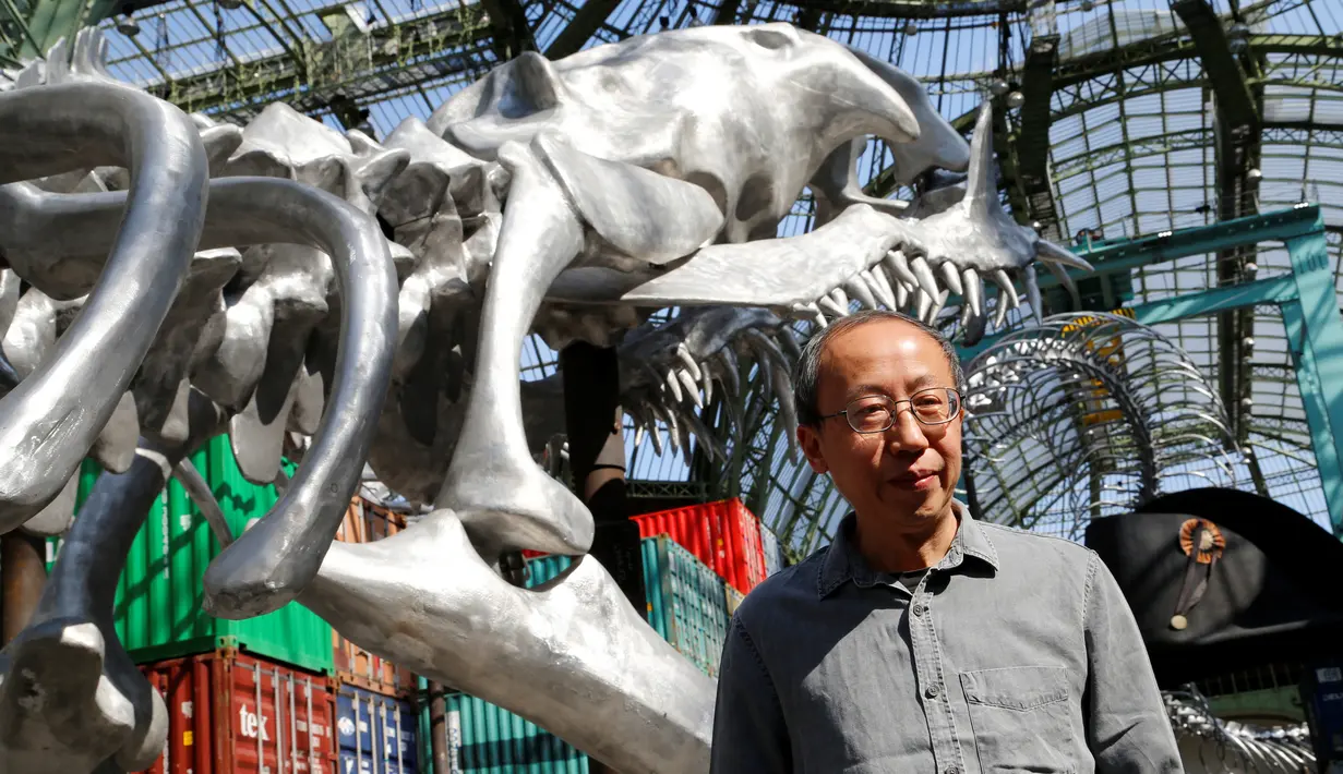 Seniman asal China, Huang Yong Ping saat mengenalkan instalasi seni dari kerangka ular di pameran Monumenta di Grand Palais, Paris , Prancis , 8 Mei 2016. Hari ini merupakan pembukaan umum instalasi seni milik Huang Yong Ping. (REUTERS / Jacky Naegelen)