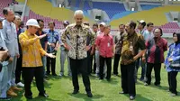 Gubernur Jawa Tengah, Ganjar Pranowo (tengah), ditemani Wali Kota Solo, FX Hadi Rudyatmo, saat meninjau Stadion Manahan, Jumat (27/9/2019). (Bola.com/Vincentius Atmaja)