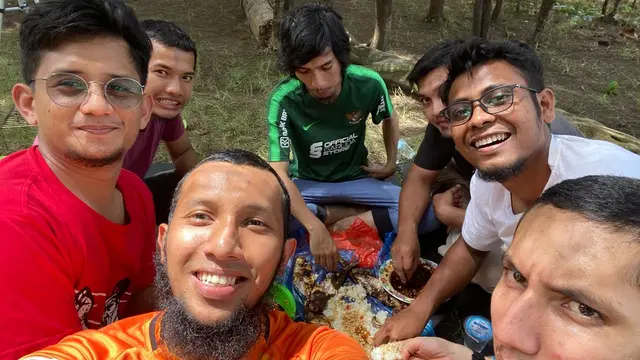 Zulfiandi bersama teman-teman masa kecilnya di Bireun
