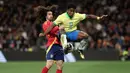 Pemain Brasil, Endrick (kanan) berebut bola dengan pemain Spanyol, Cucurella pada laga FIFA Matchday yang berlangsung di Santiago Bernabeu, Madrid, Spanyol, Rabu (27/03/2024) WIB. (AFP/Thomas Coex)