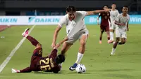 Pemain Timnas Indonesia, Mitchell Baker, berduel dengan pemain Kamboja, Sokmeng Chea, dalam laga Grup A Piala AFF 2026 di Stadion Pakansari, Bogor, Senin (27/7/2026) malam. Baker tampil impresif pada laga debutnya bersama Skuad Garuda dengan mencetak hattrick untuk membantu Indonesia meraih kemenangan telak 5-1 atas Kamboja. (Kapanlagi.com/Budy Santoso)