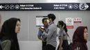 Sejumlah penumpang menggunakan masker saat antre memasuki kereta Mass Rapid Transit (MRT) di Stasiun Bundaran HI Jakarta, Selasa (3/3/2020). Penumpang dengan gejala demam tinggi dilarang masuk dan menggunakan MRT sebagai upaya pencegahan penyebaran virus corona Covid 19. (Liputan6.com/Faizal Fanani)