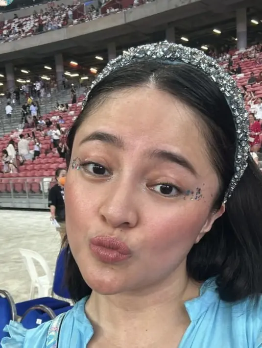 Untuk urusan makeup, Marshanda tampil bling-bling dengan manik-manik yang dikenakan di sisi matanya. Serta mengaplikasikan blush on pink dan lipstik glossy warna nude.  [@marshanda99]