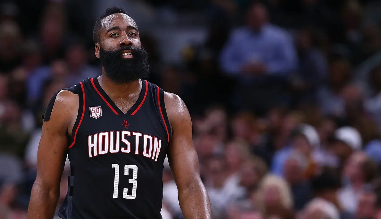 Pebasket Houston Rockets, James Harden, tampak kecewa usai kalah dari San Antonio Spurs pada laga semifinal wilayah barat NBA di AT&T Center, San Antonio, Rabu (3/5/2017). Spurs menang 121-96 atas Rockets. (AFP/Ronald Martinez)