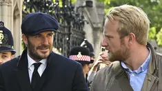Mantan pesepakbola Inggris David Beckham meninggalkan Westminster Hall setelah memberikan penghormatan kepada peti mati Ratu Elizabeth II, di Istana Westminster, di London, Jumat (16/9/2022). David Beckham rela mengantre selama kurang lebih 12 jam untuk memberi penghormatan terakhirnya kepada mendiang Ratu Elizabeth II. (Photo by Louisa Gouliamaki / AFP)