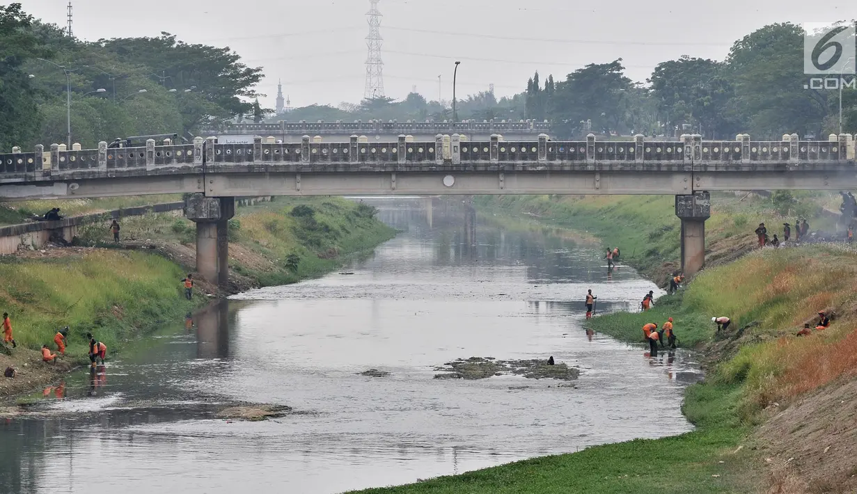 Petugas PPSU dan Sudin Tata Air Jakarta Timur membersihkan sampah dan tanaman liar di sepanjang aliran Kanal Banjir Timur (KBT), Senin (15/10). Aksi dilakukan guna mengantisipasi banjir sekaligus mempercantik kawasan KBT. (Merdeka.com/ Iqbal S. Nugroho)