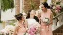 Di momen pemberkatan pernikahan Cassandra Lee, Beby Tsabina juga menjadi bridesmaid sang sahabat. [Foto: Instagram/bebytsabina]