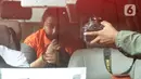 Bupati Tabanan 2010-2015, 2016-2021, Ni Putu Eka Wiryastuti naik mobil tahanan seusai rilis penahanan, Gedung KPK, Jakarta, Kamis (24/3/2022). Ni Putu Eka Wiryastuti merupakan  tersangka dugaan korupsi pengurusan dana insentif daerah Kabupaten Tabanan tahun 2018. (Liputan6.com/Helmi Fithriansyah)
