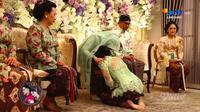 Erina Gudono Sungkeman dan Minta Restu kepada Ibunda Sebelum Menikah dengan Kaesang Pangarep. (vidio.com/sctv)