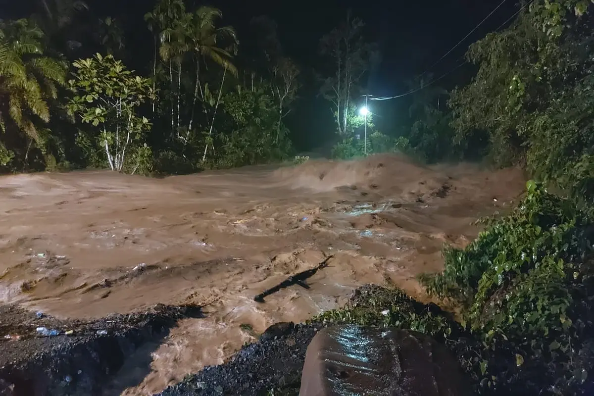 Banjir di Nagari Manggilang, Kabupaten Limapuluh Kota Sumatera Barat, Kamis (29/4/2021) malam. (ist)