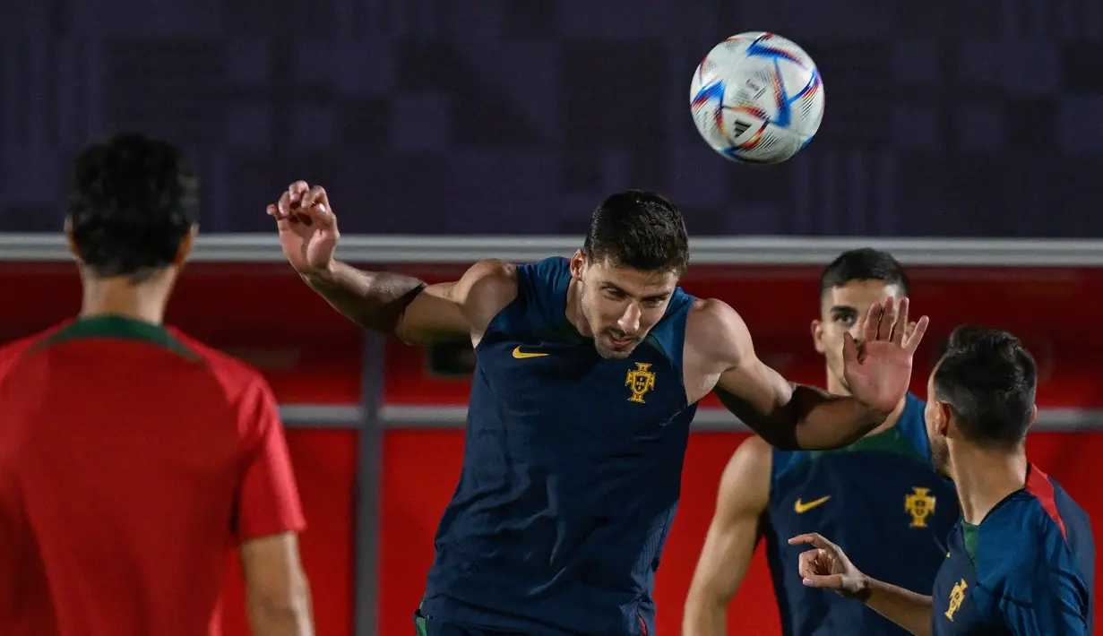 <p>Bek Portugal, Ruben Dias menyundul bola saat sesi latihan di lokasi latihan Al Shahaniya SC, barat laut Doha pada 5 Desember 2022. Pertemuan terakhir pada Juni lalu dimenangi Swiss dengan skor 1-0. Sedangkan duel terakhir dengan Portugal di turnamen besar terjadi di Euro 2008 dan Swiss menang 2-0 atas Portugal. (AFP/Patricia De Melo Moreira)</p>
